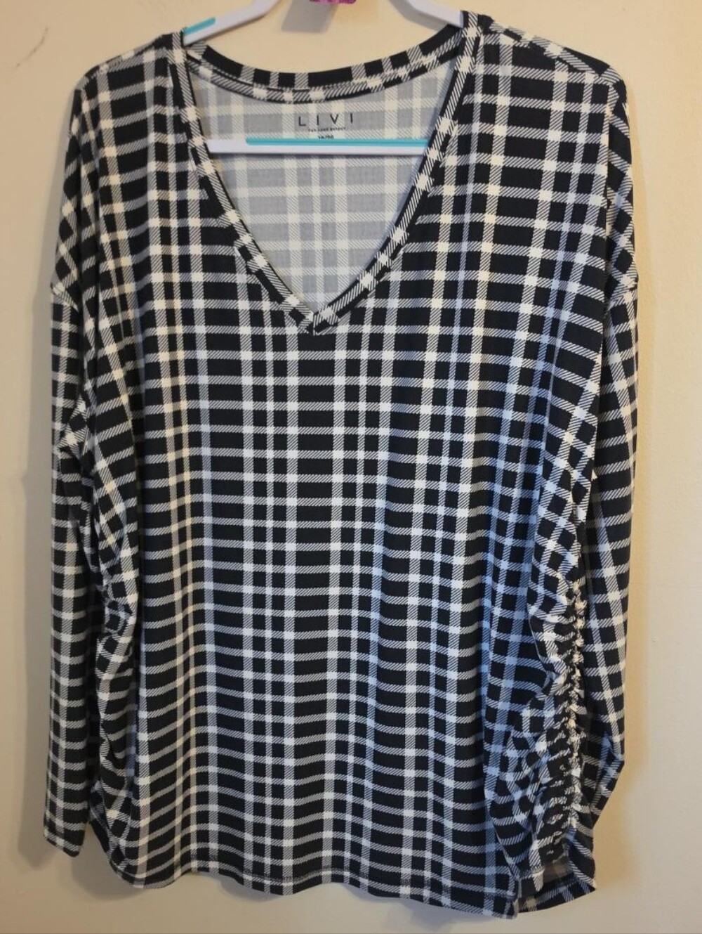Livi Black and White V Neck Long Sleeve Shirt. In EUC - Picture 3 of 6